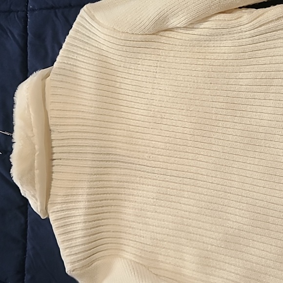 Cream colored zip closure medium sweater with faux fur collar - Picture 7 of 10